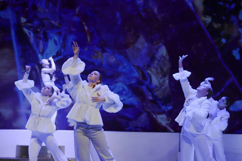 Новогодний концерт в НИУ «БелГУ» перенёс зрителей в разные периоды прошлого